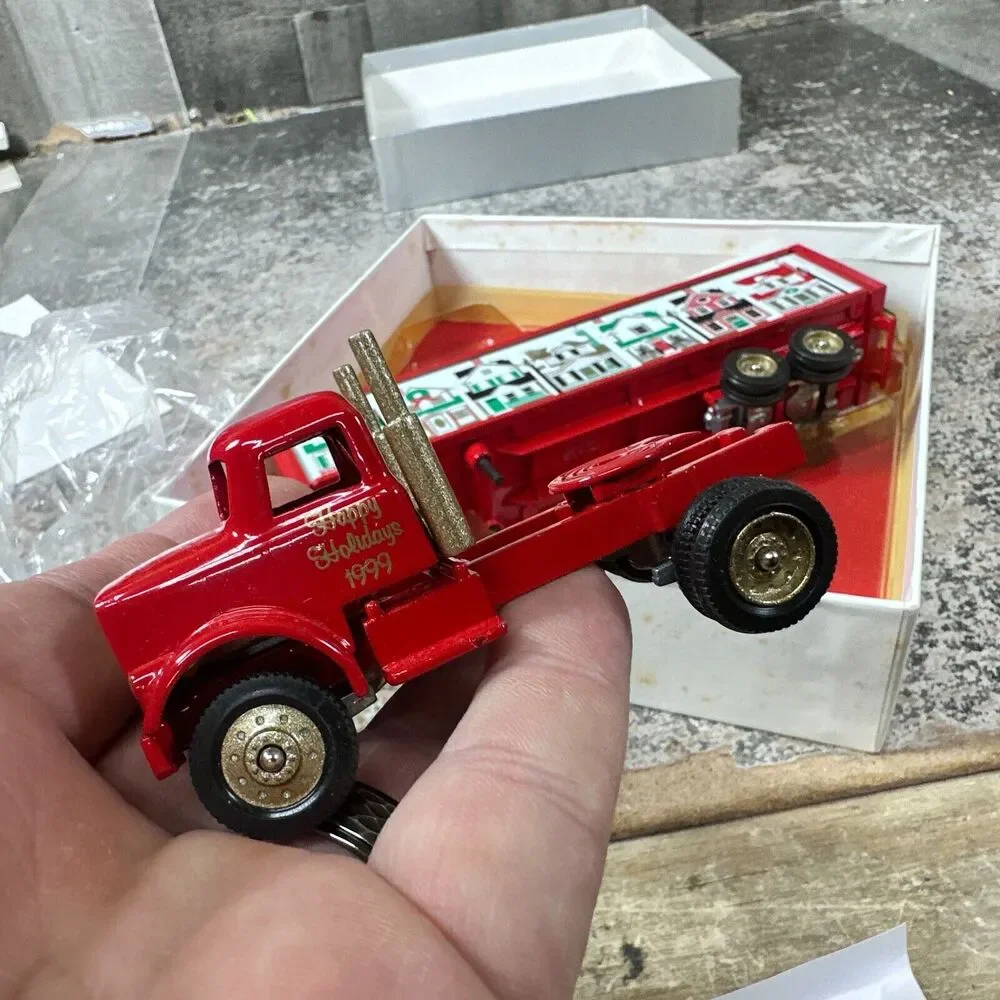 Christmas Happy Holidays '99 Winross Truck‎